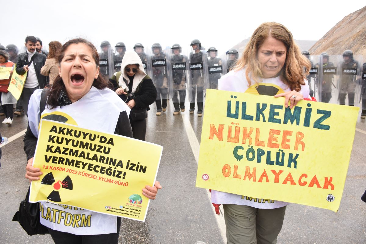 А строительство турецкого проекта «Росатома» атомной электростанции в Аккую застряло, потому что строить электростанции без иностранных технологий Россия сейчас не умеет. Так что незапланированно будут заменять ключевые агрегаты производства Siemens на китайские. А безопасно ли?