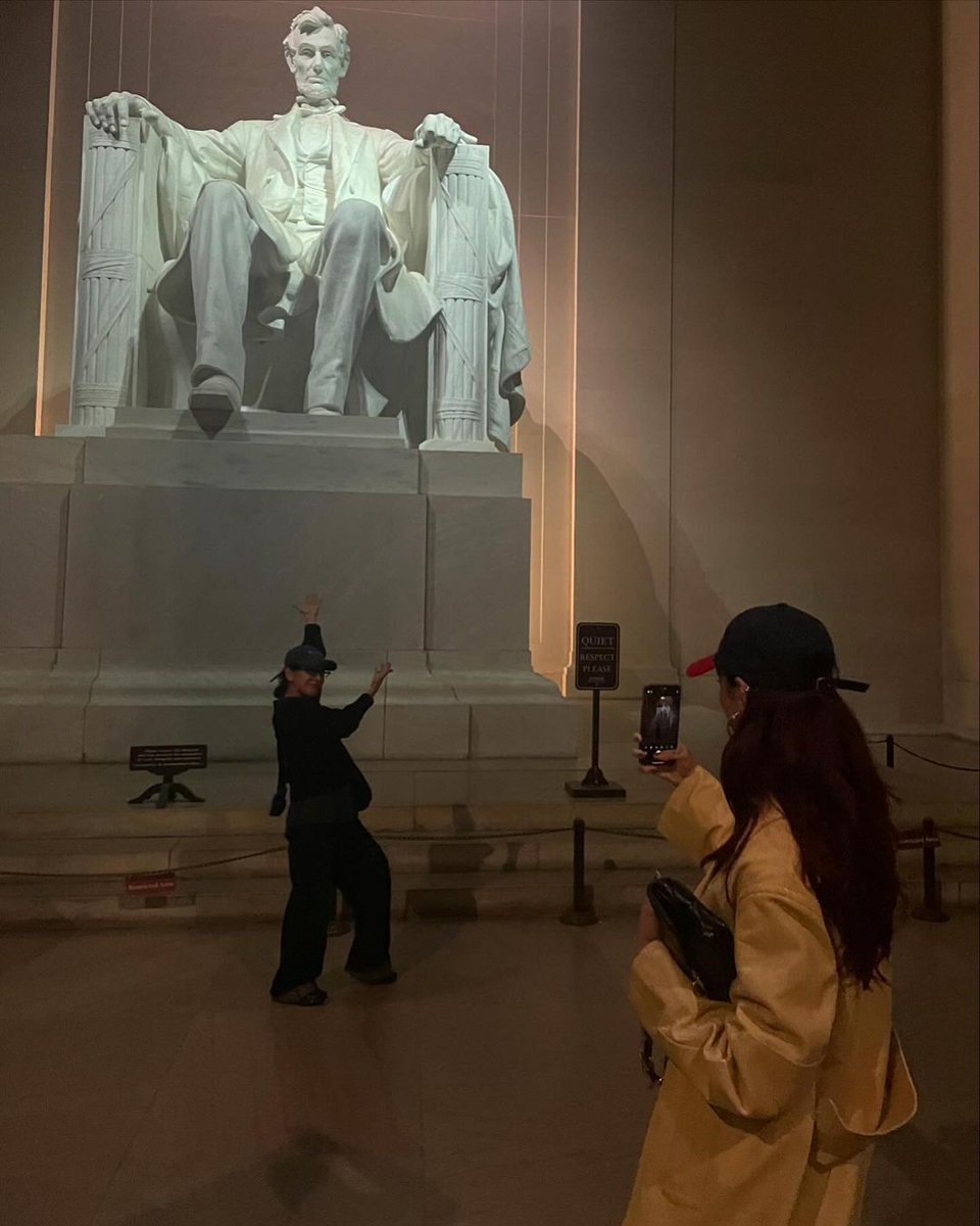 DUALIPA's tweet image. nightseeing the capital