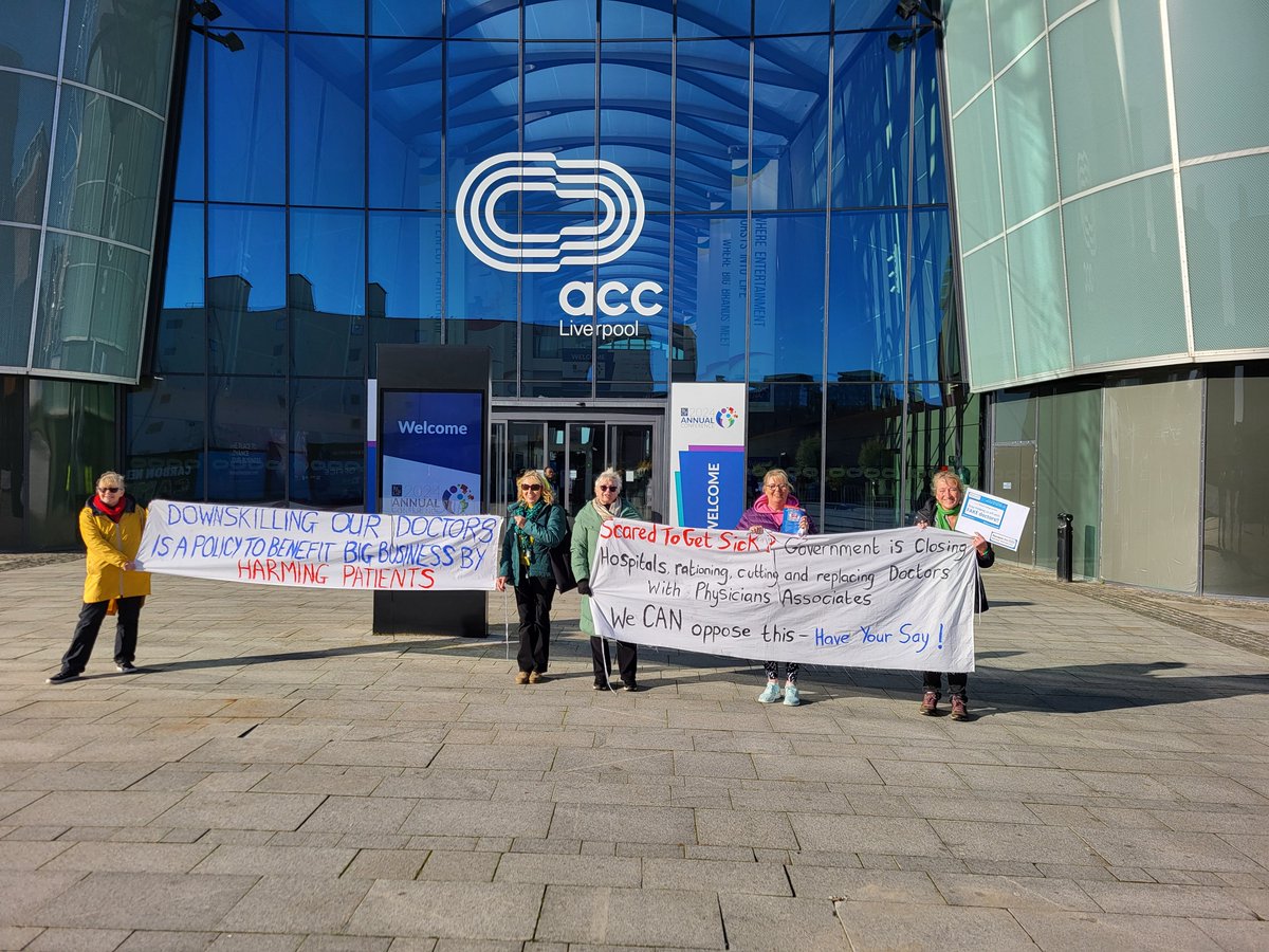 19MW98's tweet photo. So we went to welcome RCGP &amp; GP delegates to our city &amp; we were pleased to see some handy railings to tie up our banners. Not so pleased by the unwelcoming manner of the rep from the RCGP Organising Committee 1/7 https://t.co/X3GK0pwIkh