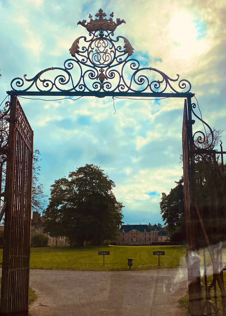 #SurMesRoutesDInspections <a href="/AcCreteil/">Académie de Créteil</a> Le château de Guermantes. Il inspire à Marcel Proust le nom d'un de ses personnages aristocratiques dans «À la recherche du temps perdu»; cependant, le château n'apparaît ni directement ni indirectement dans son œuvre ▶️fr.m.wikipedia.org/wiki/Château_d…