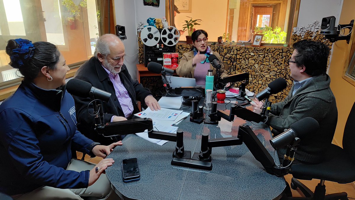 Ahora... Ministro de Vivienda, Carlos Montes, junto a Seremi Paulina Ruz en matinal Buenos Días Aysén, de Radio Santa María de Coyhaique, entregando detalles su visita y abordando diversos temas urbanos y habitacionales de interés para las familias de la región de Aysén
