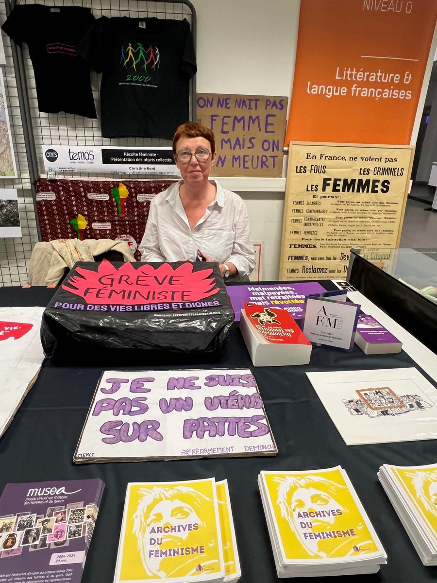 Centre des archives du féminisme (@caf_buangers) on Twitter photo Lors de la Nuit des chercheurs (27/9/2024) à la @BUAngers,Christine Bard, prof. d'histoire contemporaine à l'<a href="/UnivAngers/">Université d'Angers</a>, a présenté des objets du #Centredesarchivesdufeminisme & de la collecte féministe de préfiguration du musée des féminismes,avec 1 rencontre inédite ds le noir Lors de la Nuit des chercheurs (27/9/2024) à la @BUAngers,Christine Bard, prof. d'histoire contemporaine à l'<a href="/UnivAngers/">Université d'Angers</a>, a présenté des objets du #Centredesarchivesdufeminisme & de la collecte féministe de préfiguration du musée des féminismes,avec 1 rencontre inédite ds le noir