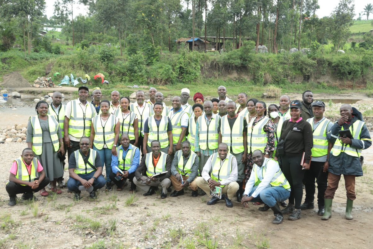 IITA_Uganda's tweet photo. @IITA_CGIAR and partners @ASARECA @MAAIF_Uganda @plantVillage fighting #BananaBunchyTopDisease one farm at a time! A farmer learning visit equipping small holder farmers with vital information to protect their crops. #FarmersEmpowerment  #HappeningNow in Kasese Uganda https://t.co/RBeEtVcMw0