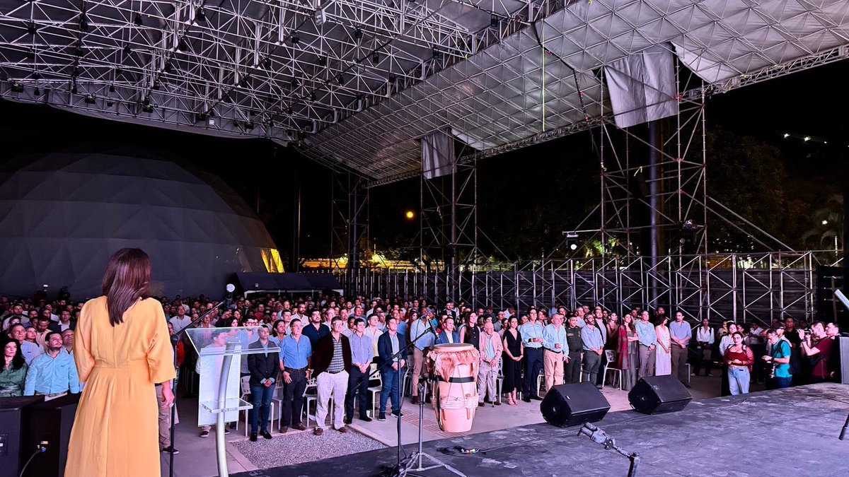 HugoRuanoc's tweet image. Un obra hecha con el dinero de los ciudadanos para publicitar a la             'neo-aristocracia' caleña. Y la  aversión o desprecio a los aspectos de la identidad cultural caleña. ¿Cuántos líderes #Afros-#Negros, indígenas del sector de la tecnología se ven estas fotos?