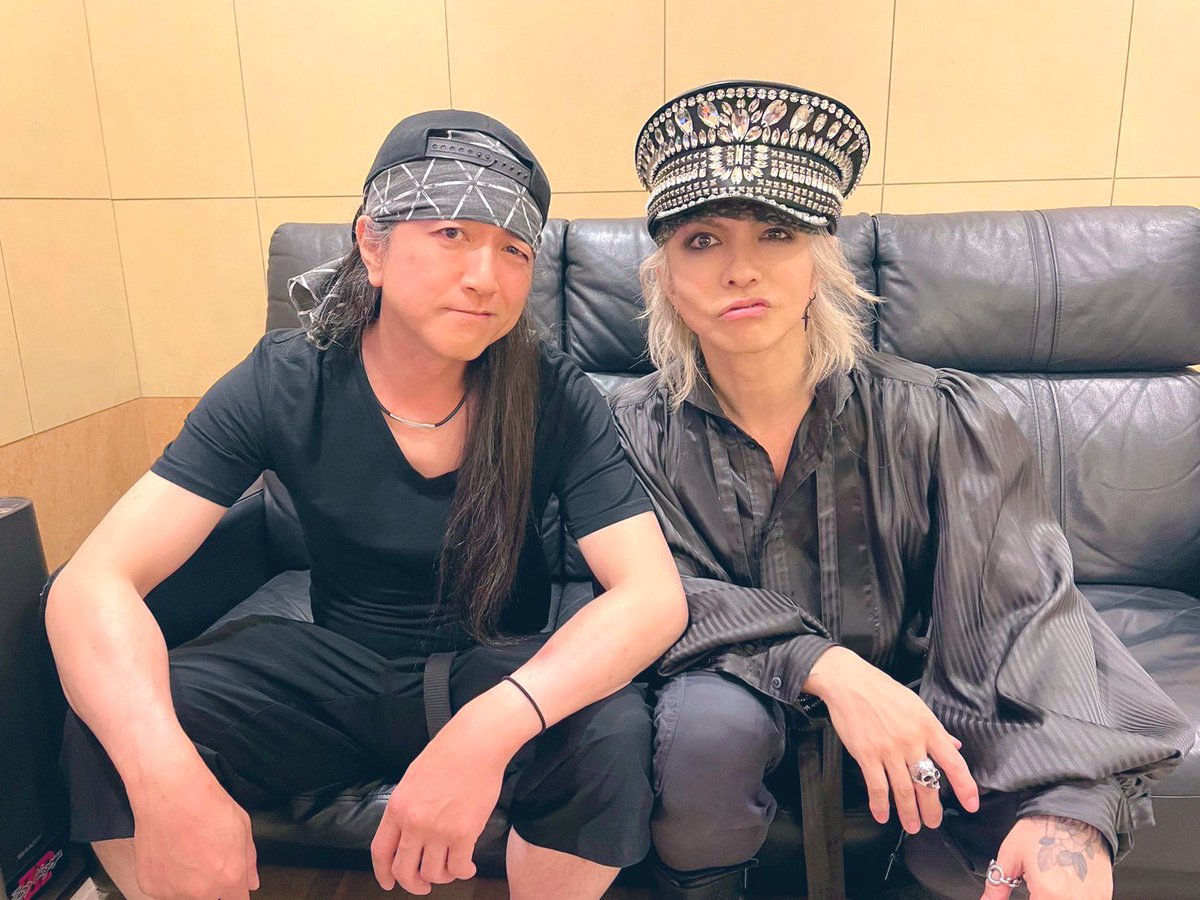 Ailesblanches_'s tweet photo. 去年sakuraが｢hydeもてっちゃんもkenちゃんも友達って言うのはおこがましいと思ってる。それだけ失望させるだけの事をしたし…ただ同じ時代に同じ物を同じ視点で観てきたって考えたら…友達っていうより同窓生だって思える｣って言ってたのを覚えてる

2024年もたくさん同窓生に会えた1年だね https://t.co/pglfyFWkSZ