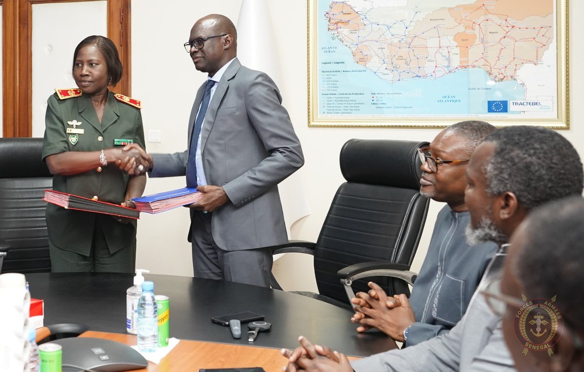 MFASenegal's tweet image. Le méd-général de brigade Fatou FALL, Directrice de l&apos;#HPD et Monsieur Bassirou SYLLA, Administrateur de la Fondation #SENELEC ont signé un protocole d’accord ce 02 sept pour la construction d’un centre de traitement des brûlés à l’HPD. @PR_Diomaye @SonkoOfficiel @Senelecofficiel