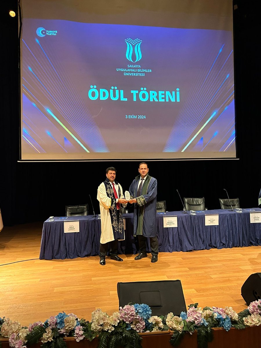 SubuLeeOfficial's tweet photo. 2024-2025 Akademik Genel Kurulu  gerçekleştirildi. Kurul’da Rektörümüz tarafından akademik personele ödül takdim edildi. Enstitü Müdürümüz Prof. Dr. Fatih ÇALIŞKAN , Müdür yardımcılarımız Doç. Dr. Halil ARSLAN ve Dr. Öğr. Üyesi Ömer YAZICI da ödül alanların içindeydi. https://t.co/5V0cV6GVJS
