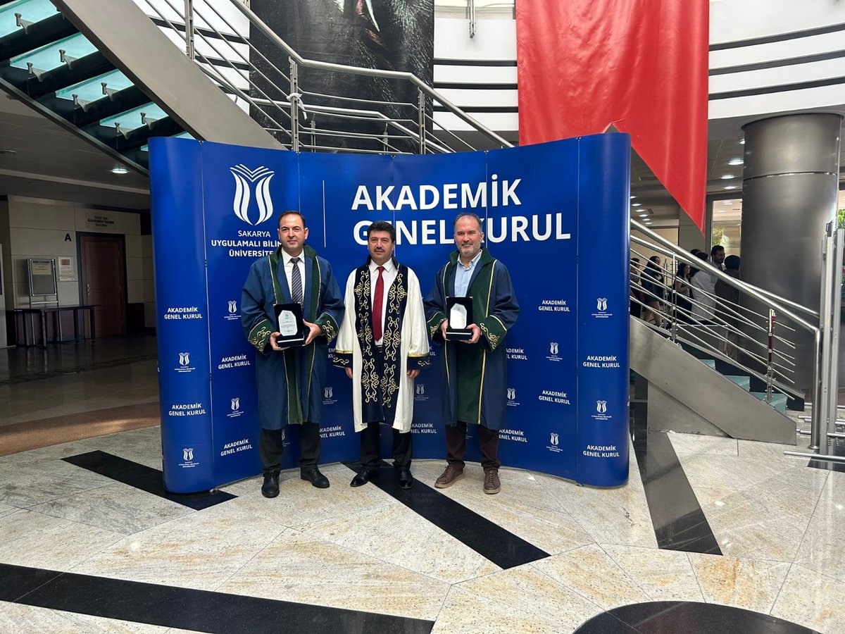 SubuLeeOfficial's tweet photo. 2024-2025 Akademik Genel Kurulu  gerçekleştirildi. Kurul’da Rektörümüz tarafından akademik personele ödül takdim edildi. Enstitü Müdürümüz Prof. Dr. Fatih ÇALIŞKAN , Müdür yardımcılarımız Doç. Dr. Halil ARSLAN ve Dr. Öğr. Üyesi Ömer YAZICI da ödül alanların içindeydi. https://t.co/5V0cV6GVJS
