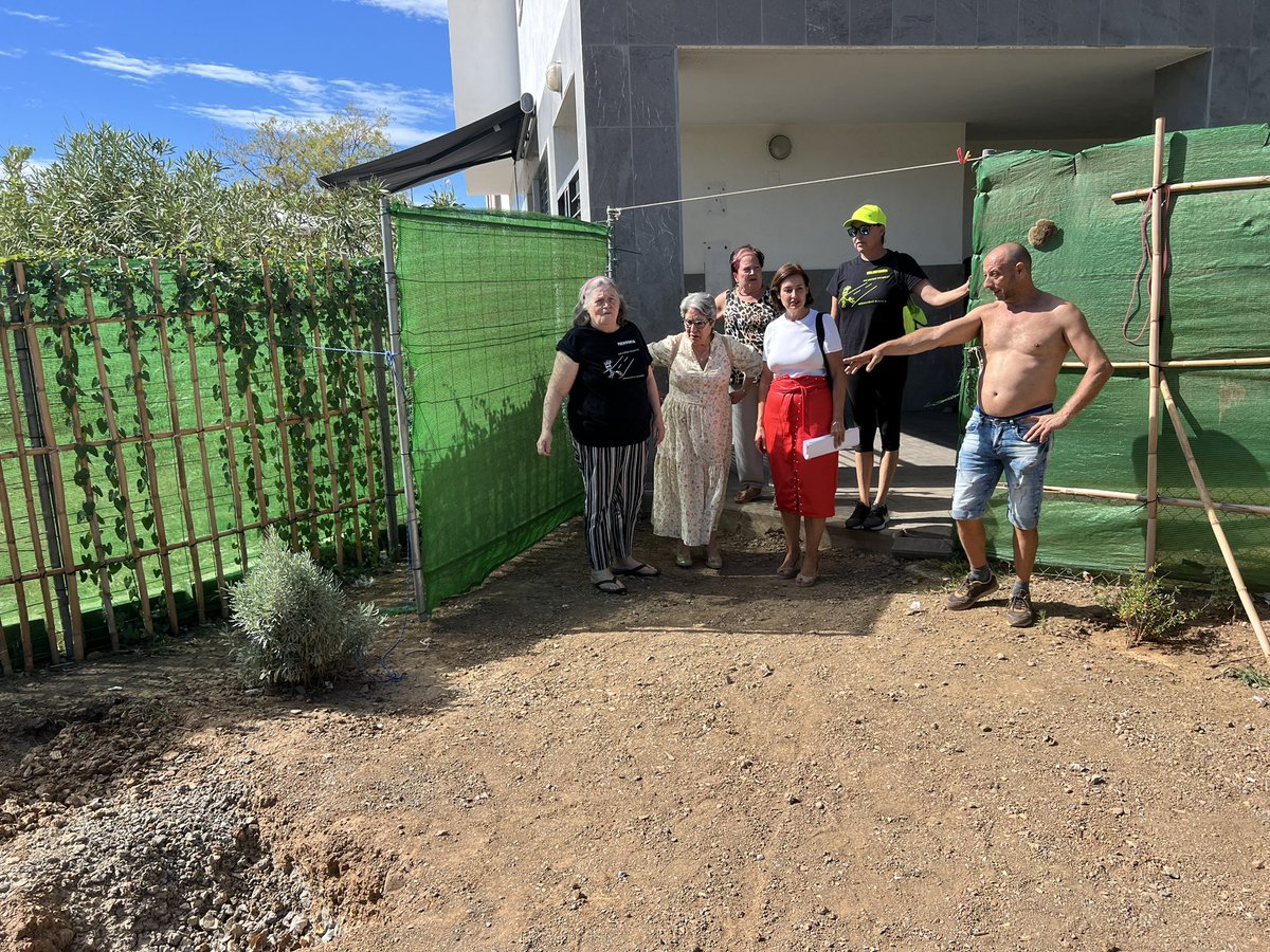 PSOEaytoMalaga's tweet photo. 🏘️ Las concejalas socialistas @RosadelMar1 y @sanchezarandamc visitan el banco de alimentos de la Asociación Hermandad Blanca para conocer las necesidades de los vecinos/as de la barriada de #Soliva y, en concreto, de las familias más vulnerables. https://t.co/7vmBpiUH4B