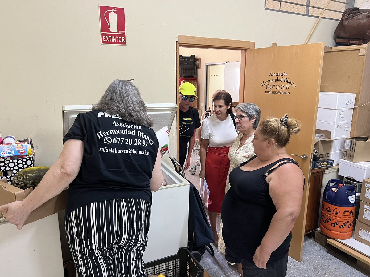 PSOEaytoMalaga's tweet photo. 🏘️ Las concejalas socialistas @RosadelMar1 y @sanchezarandamc visitan el banco de alimentos de la Asociación Hermandad Blanca para conocer las necesidades de los vecinos/as de la barriada de #Soliva y, en concreto, de las familias más vulnerables. https://t.co/7vmBpiUH4B