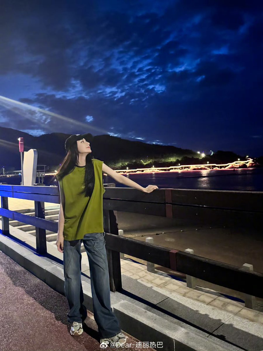 ชอบนะที่เร่อปาบาลานซ์ชีวิตกับการทำงานได้ดี คือต่อให้เข้ากองก็ยังมีไปเที่ยวตามแหล่งท่องเที่ยวในเมืองที่ไปถ่ายอ่ะ อย่างอันนี้ก็ที่ 松兰山 หนิงโป  ที่ท่องเที่ยวระดับ 4A  （คาดว่าน่าจะเป็นช่วงถ่ายเนี่ยจิ่วหลัว）