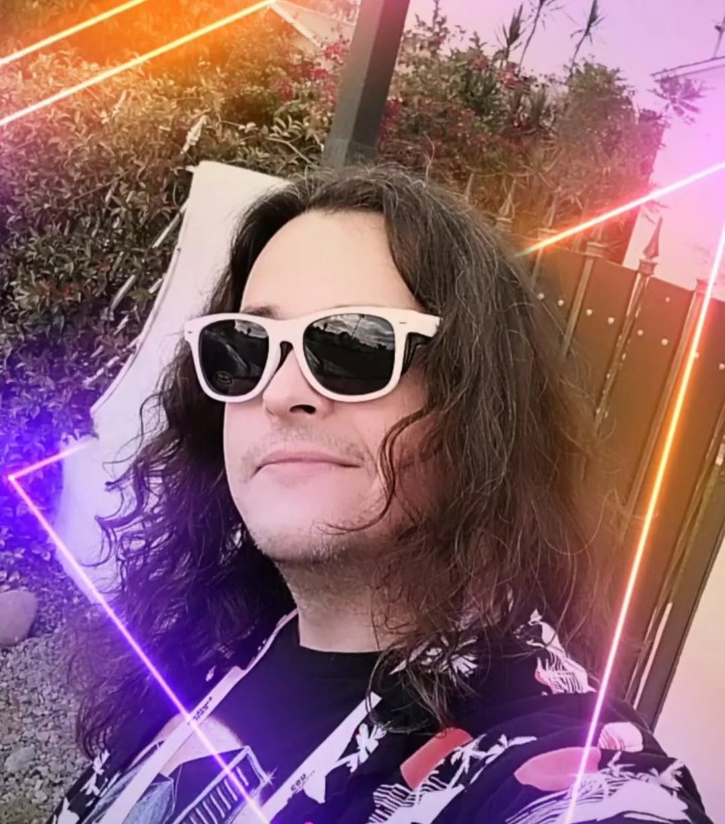 AwsumusPrime's tweet image. Come find me and the rest of @RADdoesGames hangin' on the twitch-con floor!