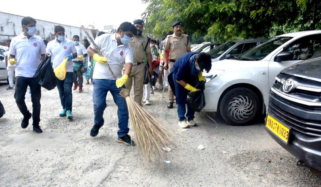 drm_drmizn's tweet photo. A#Shramdaan event was organized at KGM Railway Station. Railway probationers and officials actively participated to spread awareness among passengers about cleanliness and hygiene. Together, we can make a difference! 🧹🚉 #SwachhtaHiSeva #CleanIndia
@SwachhBharatGov 
@MoHUA_India https://t.co/Yzzh1QxC9a
