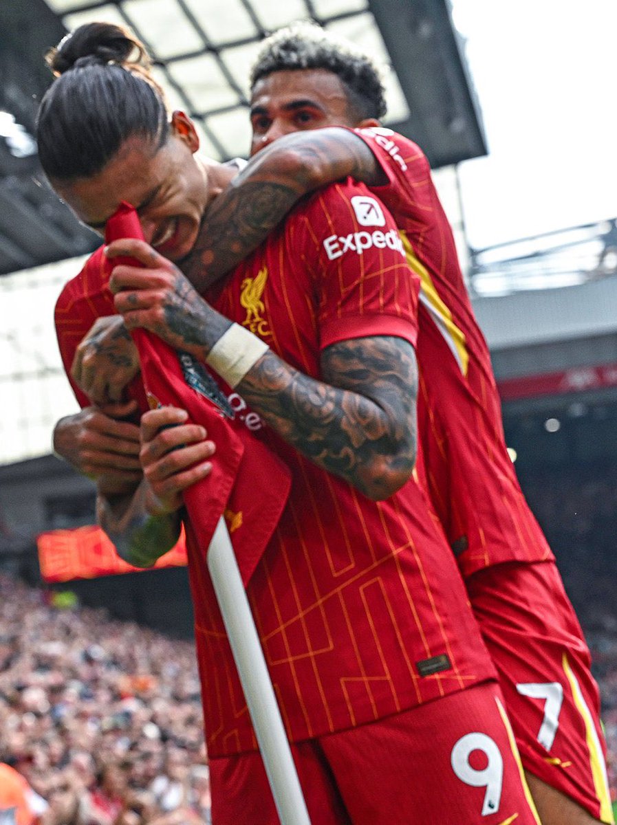 Qué fotón. Darwin Núñez, emocionado hasta las lágrimas tras anotar con Liverpool después de 5 meses sin hacerlo.

Desahogo total tras la sanción de Copa América y meses difíciles en el club. Todo el estadio coreó su nombre mientras Luchito lo abrazaba. Darwin está de regreso.