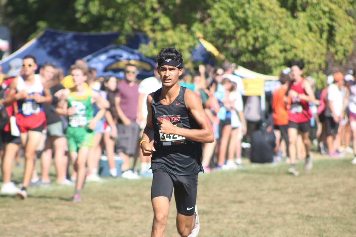 In the boys varsity race Josiah Narayanan showed that his Lake Park performance was only the beginning! Winning in 14:26