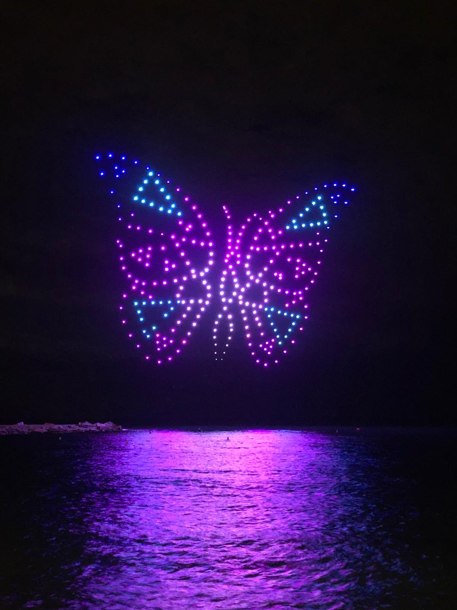 Creo que los drones no podran sustituir a los fuegos artificiales
#fiestasdelamerce#barcelona#dron