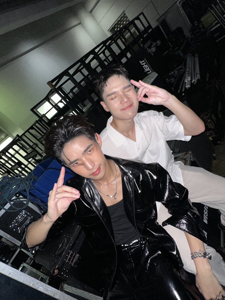 kkkk__korn's tweet photo. ขอบคุณlykn ขอบคุณแฟนคลับ ขอบคุณทีมงานgmmtv ขอบคุณทุกทุกคนที่ทำให้เกิดวันนี้ เป็นความทรงจำที่ล้ำค่าของ กร A15 คนนี้มากๆ รัก lykn ไปนานๆน้าทุกคน เดะกรจะเติบโตตามไป55555 #LYKN #LYKNconcert https://t.co/2rLr1flacr