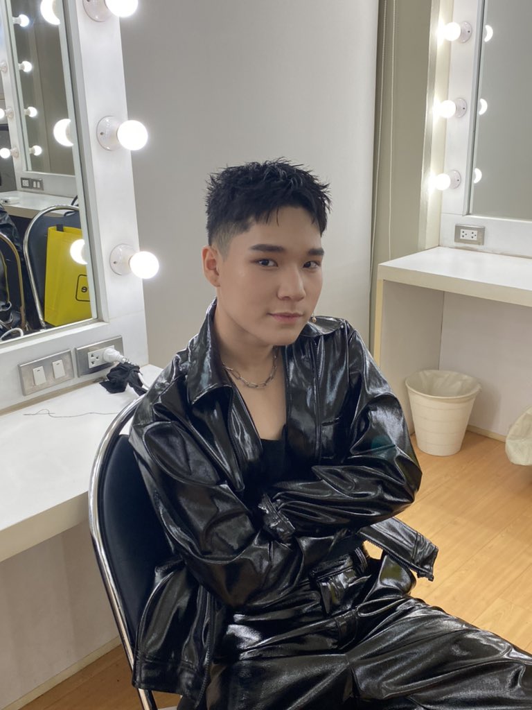kkkk__korn's tweet photo. ขอบคุณlykn ขอบคุณแฟนคลับ ขอบคุณทีมงานgmmtv ขอบคุณทุกทุกคนที่ทำให้เกิดวันนี้ เป็นความทรงจำที่ล้ำค่าของ กร A15 คนนี้มากๆ รัก lykn ไปนานๆน้าทุกคน เดะกรจะเติบโตตามไป55555 #LYKN #LYKNconcert https://t.co/2rLr1flacr