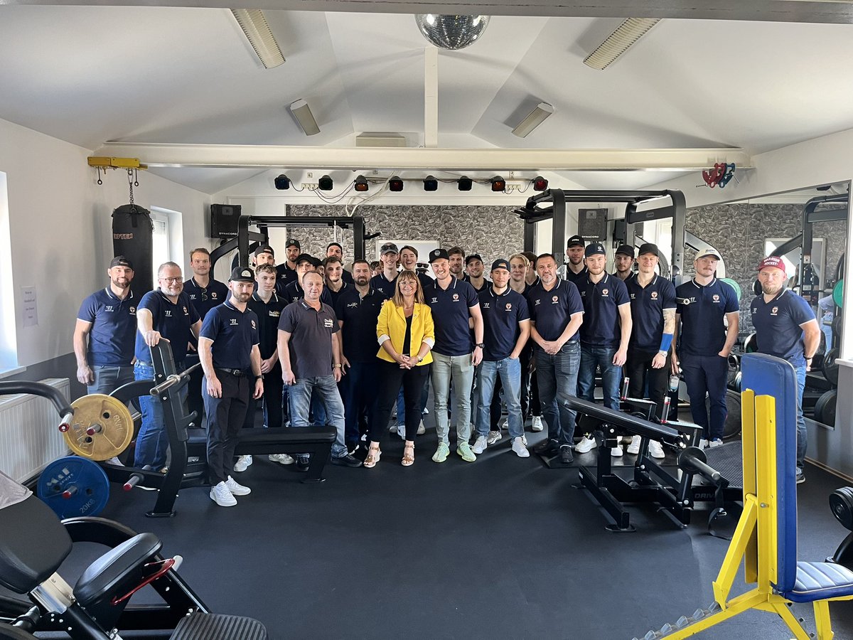 lausitz_fuechse's tweet photo. Heute folgten wir der Einladung unseres Fitness-Partners 💪🏽🏋🏼♀️ „Studio 41 - Gesundheit und Rehasport e.V.“ in Weißwasser zur ersten Autogrammstunde der Saison.
#lfx #autogrammstunde #studio41 #lausitzerfüchse #weißwasser #hockeytown #eishockey #del2 https://t.co/qNodvwGkys