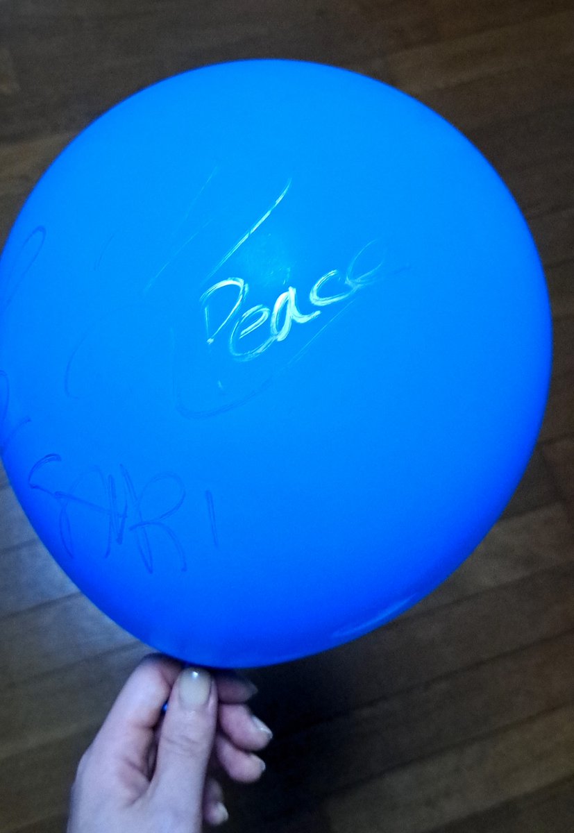 _PictureParlour's tweet photo. めちゃかわなStay AroundのMV同様、マルベル堂には大量の風船が。(処理が大変なので)持ち帰るならサインをくださるというので、ちゃっかり頂きましたw 萎むか割れるかしたらまた報告します(何の？)🫡
↓Stay Around by SAHAJi 
https://t.co/7hYTRjU3eX https://t.co/Ow8DUeydwu