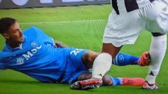 _SamWeller_'s tweet photo. Di che colore il cartellino? #JuveNapoli https://t.co/cCkSng5DL4
