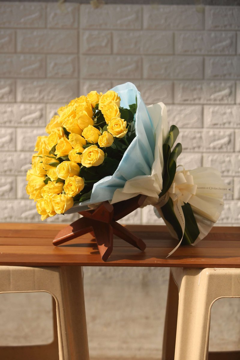 En la cocina deja un bonito arreglo de flores amarillas para <a href="/pcnicroom/">⋆ 𝒅𝐨𝐫𝐢𝐚𝐧</a> con una pequeña nota. 

“Para mi amor chiquito. Gael.”