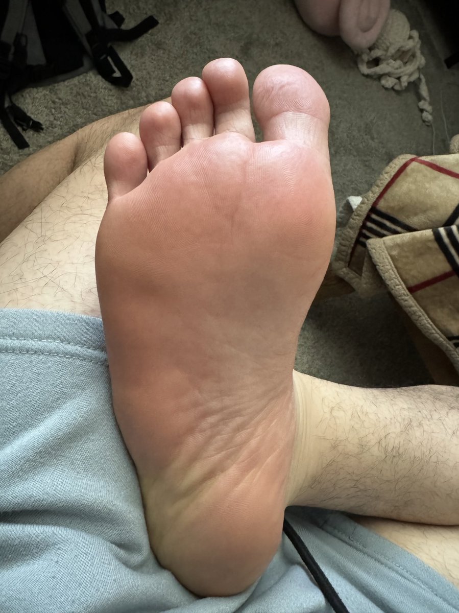 Who missed these big smelly SOFT  male feet?? Rt if you love big smelly male feet!