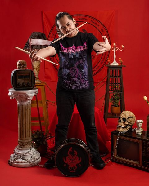 DEADSQUAD_Band's tweet photo. @royibrahimf_ Wearing collaboration products with @gozeal, will be release at shopee on March 28, 2023, 23:59 WIB.
Get a raffle voucher with a minimum purchase of two products.
- Longsleeve “Four Horseman”
- Tees “Death”
- Shoes Deadsquad “Full Black”
Good luck 
#gozealxdeadsquad https://t.co/Psb9RzJyih