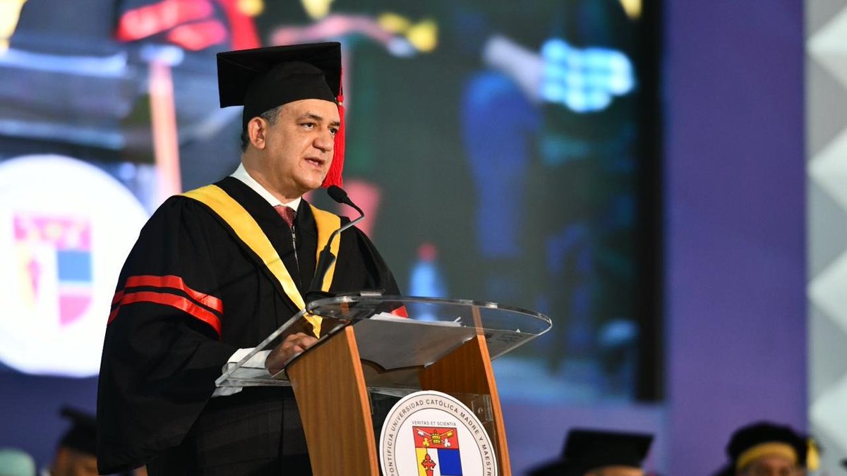 <a href="/PUCMM/">PUCMM</a> <a href="/RomnJquez/">Román Andrés Jáquez Liranzo</a> <a href="/juntacentral/">JCE</a> <a href="/PatriciaLorenzP/">Patricia Lorenzo Paniagua</a> <a href="/samirchamiisa/">Samir Chami Isa</a> <a href="/Suedileon/">Suedi León Jiménez</a> <a href="/felipenco/">felipe carvajal</a> <a href="/Daiyud/">Daiyud Bretón Alba</a> <a href="/jramirezsegura/">JOSE RS</a> <a href="/jnrosariog/">Joel N. Rosario G.</a> Los graduandos escuchan al presidente <a href="/RomnJquez/">Román Andrés Jáquez Liranzo</a> afirmar que "la democracia,como nuevos profesionales,tendrá un impacto en ustedes mismos,en sus familias y en su entorno.Por ello,deberán asumir la democracia en sus carreras, emprendimientos y en el servicio público o privado".