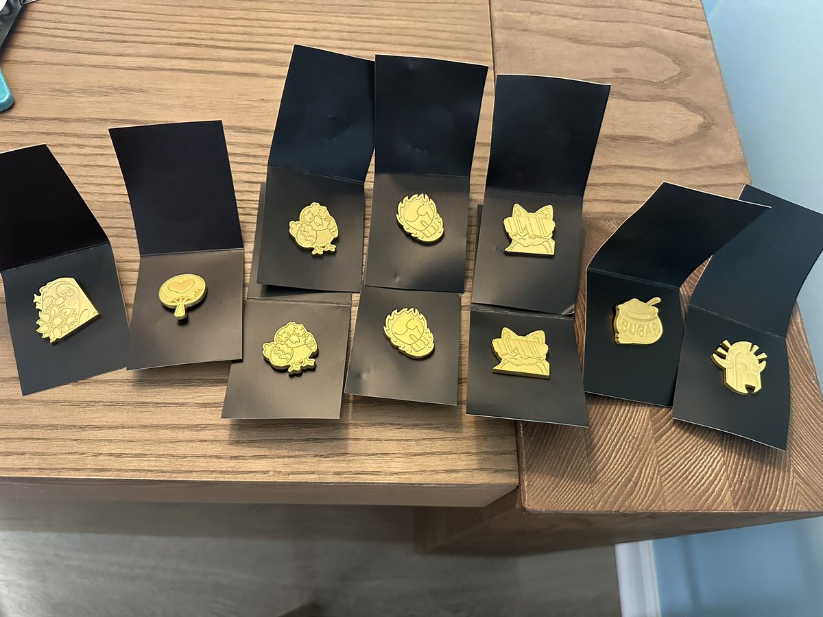 Bought 10 mystery emote pins to hopefully find dupes to trade for gold. Instead got ALL GOLD WITH DUPES???! 
#TwitchCon2024