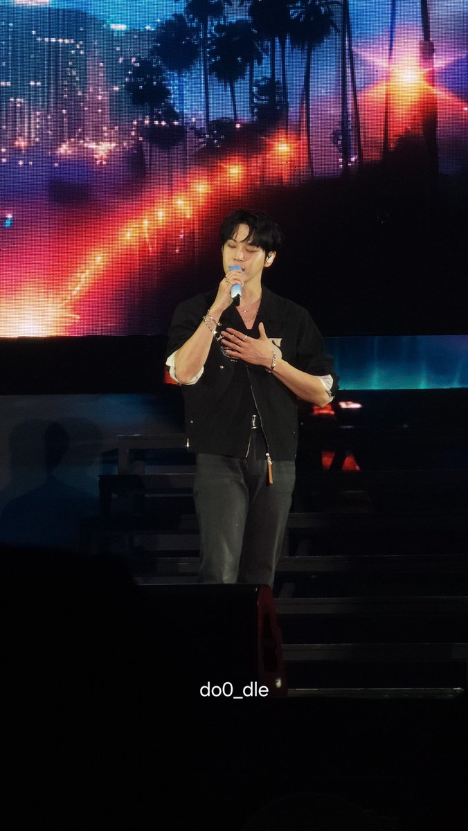 do0_dle's tweet photo. Sebenernya yang bikin konser kali ini very special (selain karena Doyoung) ya karena aku tau every individual who attends loves &amp; cherishes Doyoung.... every person in the room is doppu 😭

Terus karena Doyoung dan Doppus sama-sama setipe sentimental jadilah nangis berjamaah 😭 https://t.co/SidyHBvbub