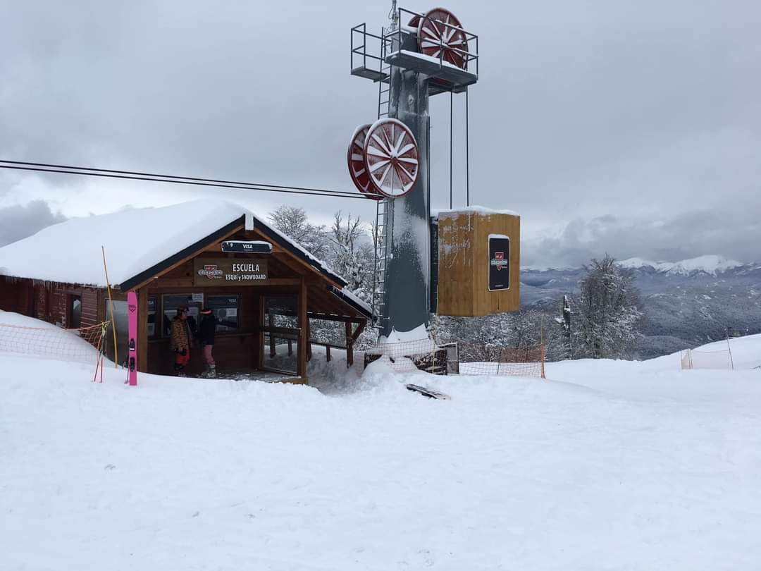Cerro Chapelco amaneció el primer día de la primavera 2024 con 35 cms de nieve nueva en la Base, 45 cms en Plataforma 1600 y 55 cms en la Cumbre.

Fotos: Miguel Frugoni