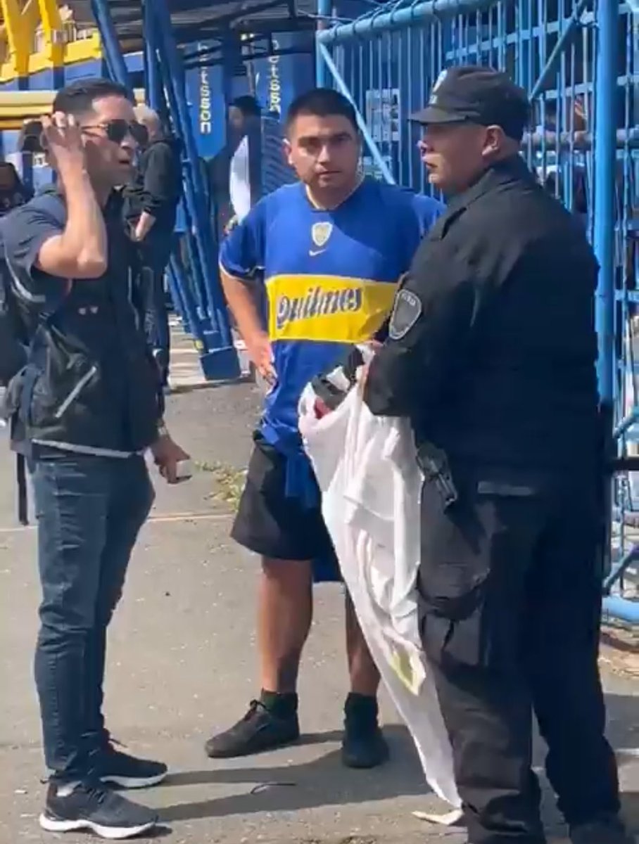 SpiderCarp23's tweet image. A un hincha de River le pusieron DDA y le secuestraron una camiseta gastando a Boca y a un hincha de Boca le sacaron el disfraz de fantasma jajaja es ridículo. Va más allá de los colores o del equipo.

Cada día matan un poco más al futbol, el folklore o la chicana. Es muy triste.