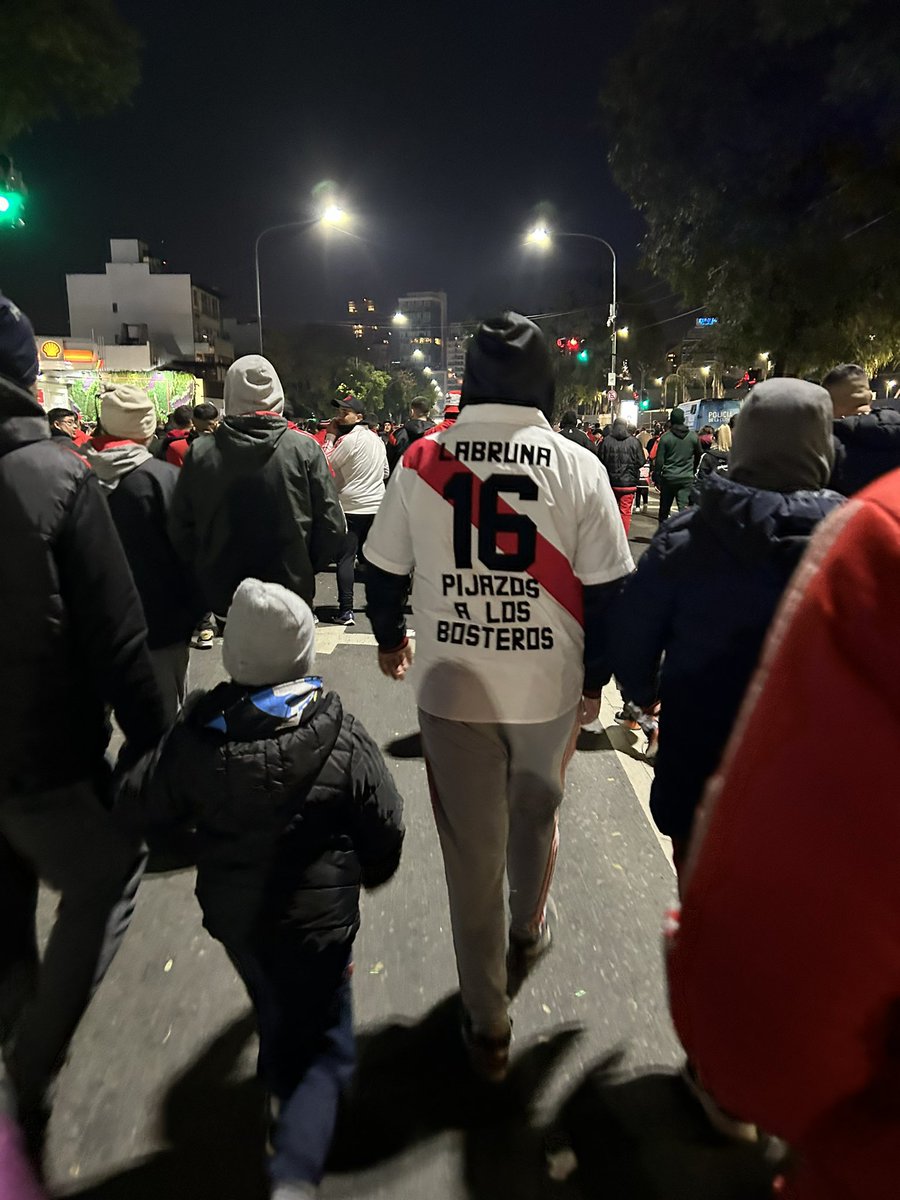 SpiderCarp23's tweet image. A un hincha de River le pusieron DDA y le secuestraron una camiseta gastando a Boca y a un hincha de Boca le sacaron el disfraz de fantasma jajaja es ridículo. Va más allá de los colores o del equipo.

Cada día matan un poco más al futbol, el folklore o la chicana. Es muy triste.