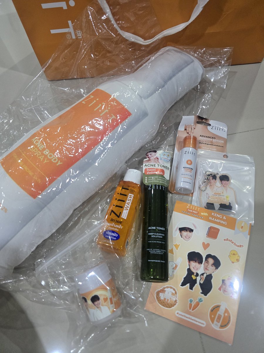 KJ_xx_KJ's tweet photo. เพิ่งมาดูของแจกงานziiit แจกฉ่ำ แจกจริง ได้กระบอกน้ำพร้อมลายเซ็นต์ด้วย ขอบคุณที่จัดงานดีๆมาให้นะคะ 🤗🤗🤍🧡
#ZiiiTFanFestxKengNamping #ZiiiT https://t.co/L2usI7Tx5X