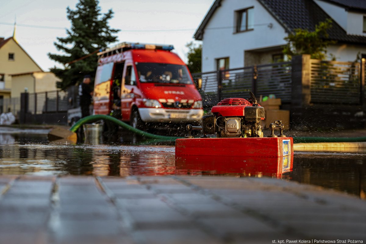 KGPSP's tweet image. W walce z powodzią 💪👩‍🚒

#powódź #straż #PSP #OSP #działaniaratownicze

📸st kpt. Paweł Kolera
@MSWiA_GOV_PL 
@kwpspopole 
@kwpspwroclaw