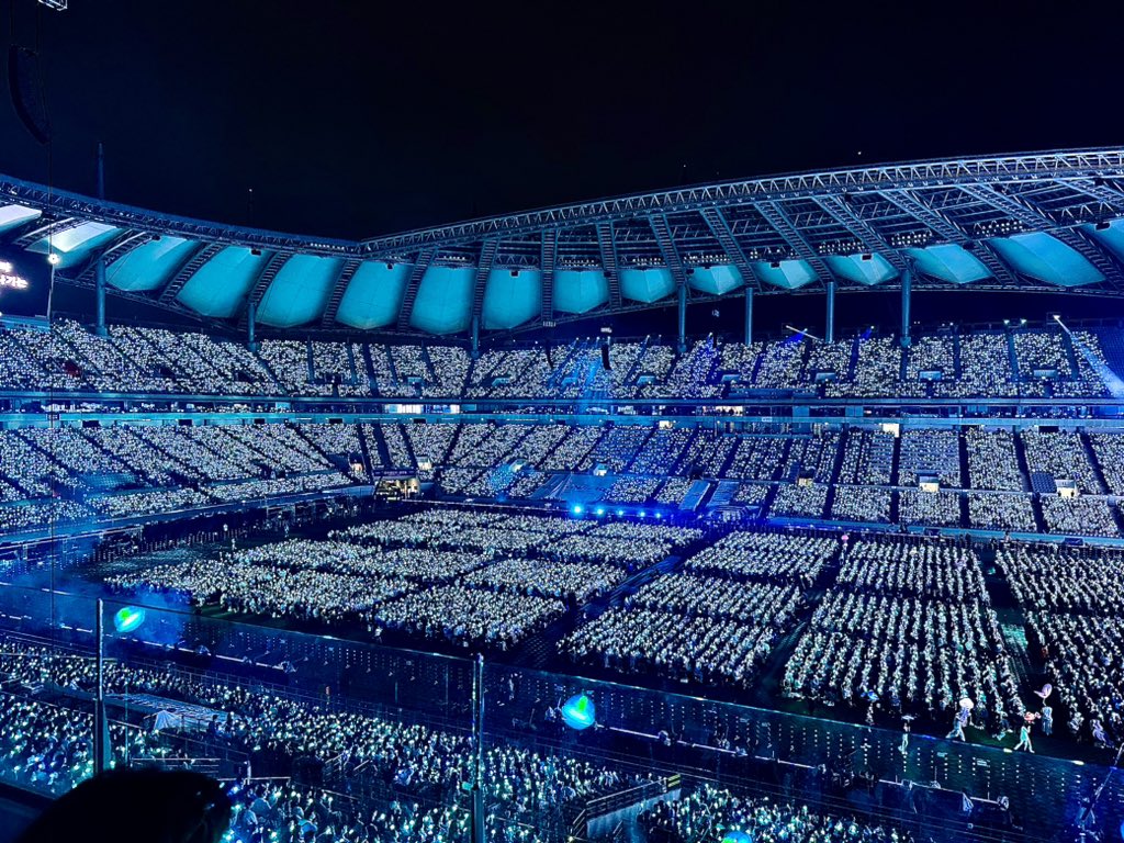 IU__TENG's tweet photo. 아이유 대단한 이유
여솔이 상암 양일 약 10만 8천석 매진시킴
심지어 대부분 응원봉 들고 있음
근데 올해로 16주년(17년차)임
그리고 무엇보다...
>> 노래를 신들린 것처럼 함 <<
성량 뭐예요 체한 거 다 내려감 
아이유가 까스활명수라니 https://t.co/NuFI8IG8H0