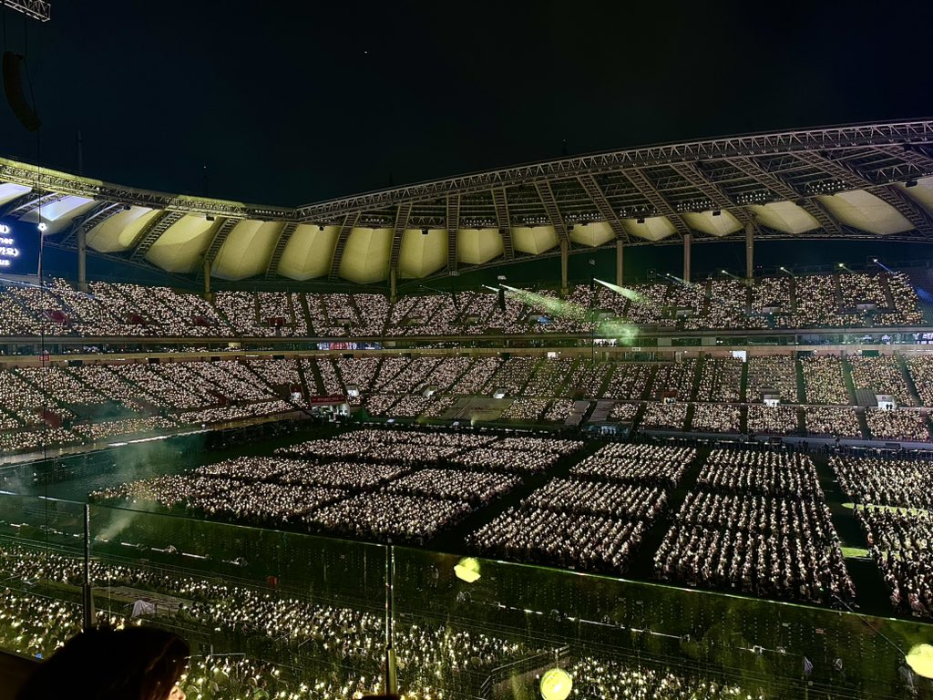 아이유 대단한 이유
여솔이 상암 양일 약 10만 8천석 매진시킴
심지어 대부분 응원봉 들고 있음
근데 올해로 16주년(17년차)임
그리고 무엇보다...
>> 노래를 신들린 것처럼 함 <<
성량 뭐예요 체한 거 다 내려감 
아이유가 까스활명수라니