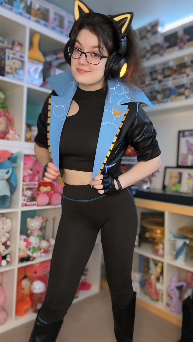 Bekz_xx's tweet photo. Excuse my face 🤣🤣 but I was just so excited to try this on!! 

Got to finish the boots, make the belt and style the wig and she’s done for EGX x MCM

#heroichope 
#Fortnitecosplay https://t.co/ikIPctHsLD