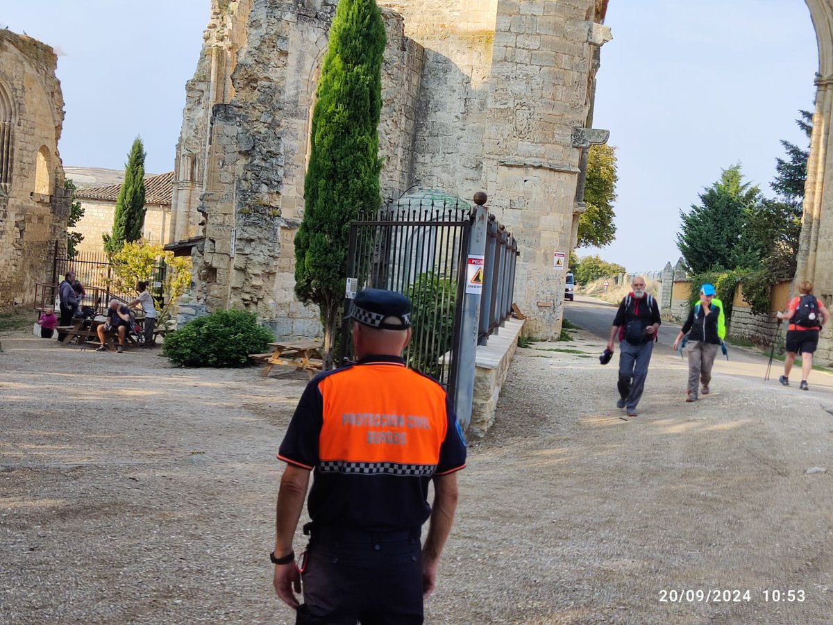 PCivilBurgos's tweet photo. Ayer doblete. También en el #CaminodeSantiago. Haciendo amigos  humanos y "perrunos"
#Burgos #IterodelCastillo. https://t.co/Zm1UsuGCmU