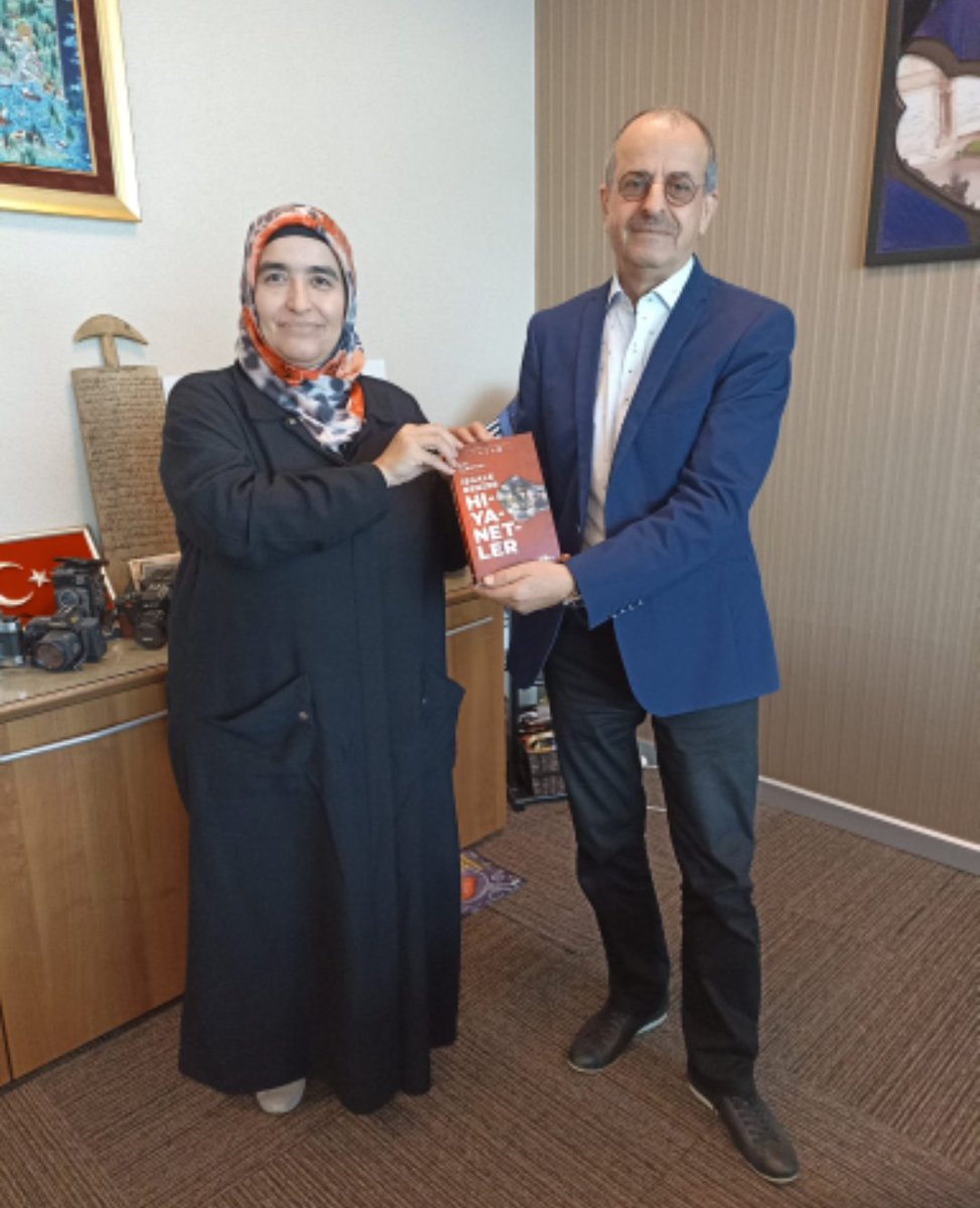 28subatgonullu's tweet photo. Platform başkanımız Şerife KAYA,  Gazeteci-Yazar Nuh ALBAYRAK 'ı ziyaret ederek kendisine 28 Şubat mağduriyetleri ve bu mağduriyetlerin çözülmesi için KOMİSYON kurulması  çalışmaları hakkında bilgi verdi. Samimi ve verimli bir ortamda gerçekleşen görüşme sonunda Sayın Albayrak yazmış olduğu "İşgale Benzer HIYANETLER" isimli kitabını platform başkanımıza takdim ettiler. Bu anlamlı hediyesinden ve samimi misafirperverliğinden dolayı Sayın ALBAYRAK'a şükranlarımızı sunuyoruz. @NuhAlbayrak