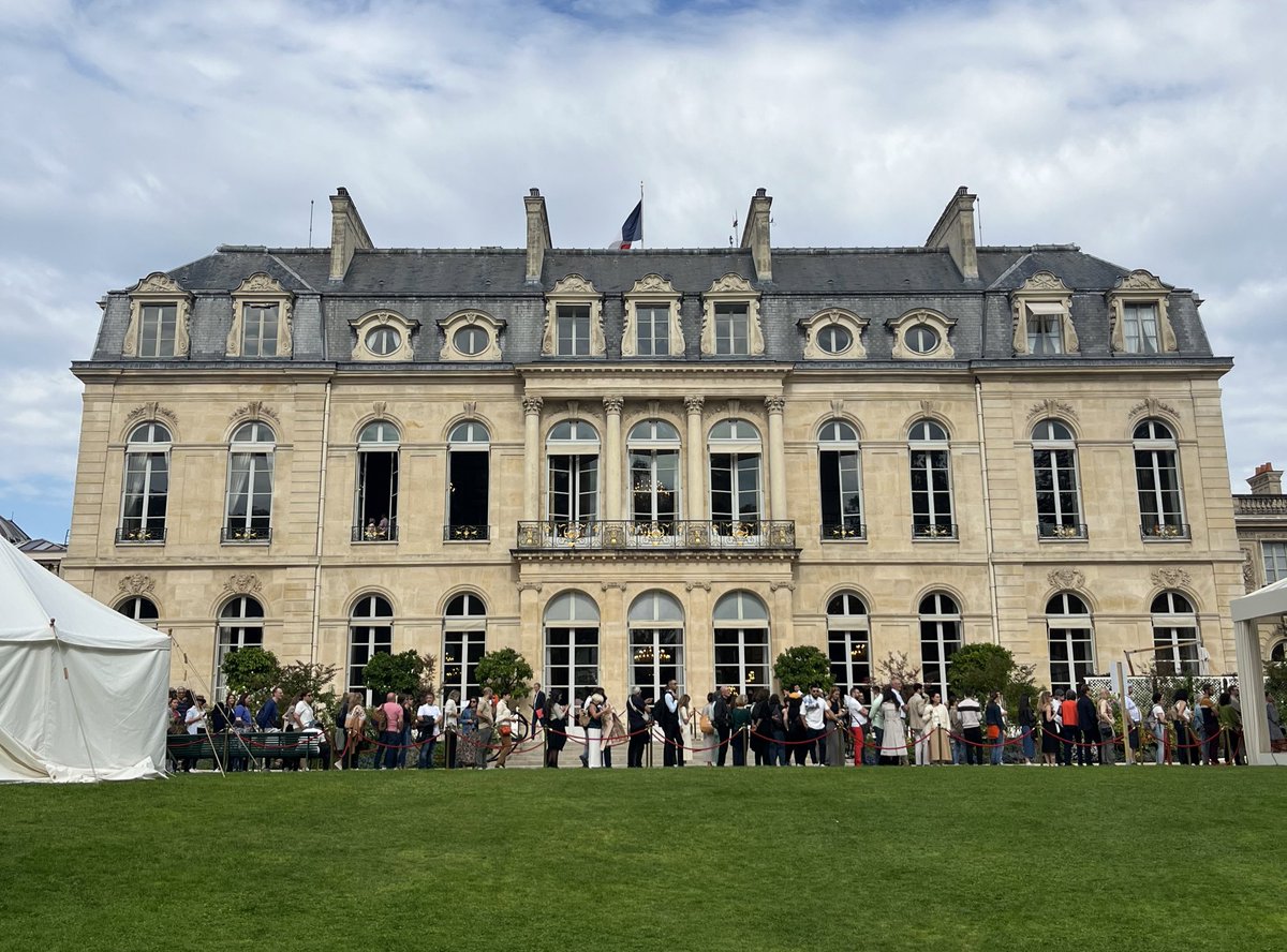AlexQuiec's tweet image. Cette chance d’avoir pu être au cœur du Palais de l’@Elysee, là où la République vit et est incarnée depuis tant d’années.
Saluons celles et ceux qui, au quotidien prennent soin de ce chef-d’œuvre dont la grandeur fait la fierté de notre pays 🇫🇷
#JournéesDuPatrimoine #JEP2024