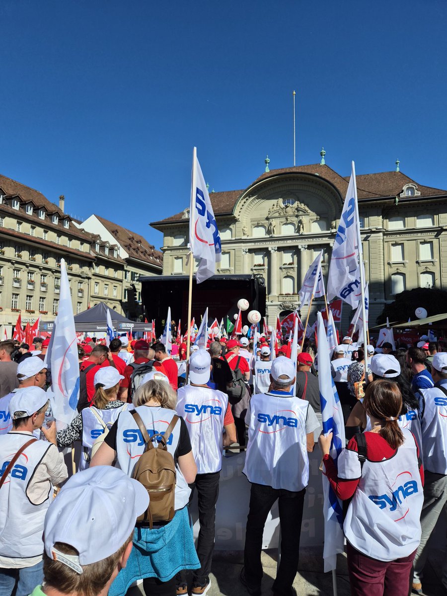Lohn-Demo: 15'000 Leute fordern höhere Löhne! Starkes Zeichen für Lohnherbst! <a href="/TravailsuisseCH/">Travail.Suisse</a> <a href="/GewerkschaftSGB/">SGB</a> <a href="/etuc_ces/">EUROPEAN TRADE UNIONS</a> <a href="/syna_ch/">Syna - die Gewerkschaft</a> <a href="/ociesseti/">OCST</a> #sciv <a href="/syna_syndicat/">Syna - le syndicat</a> <a href="/transfairTweets/">transfair - Der Personalverband</a> #Gewerkschaften #mitgliedwerden