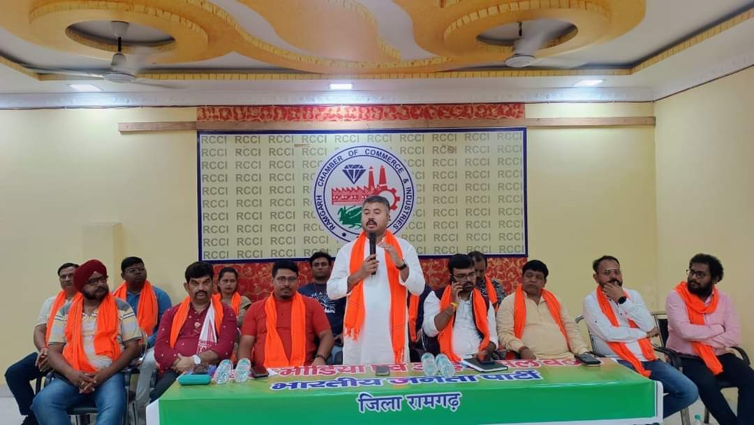 bhimsenjee's tweet photo. *स्वयम बराल*   ने कहा गलत मैसेज या प्रचार अधिक लोगों तक पहुंचता है और सही मैसेज कुछ कम लोगों तक पहुंचता है तो लोग नेगेटिव को ही सत्य मान लेते हैं इसीलिए सही समय पर उचित समय पर सही जानकारी आम जनता तक अधिक से अधिक पहुंचे इसके लिए सोशल मीडिया अपना बहुमूल्य भूमिका अदा करती है। https://t.co/auhKre9amx