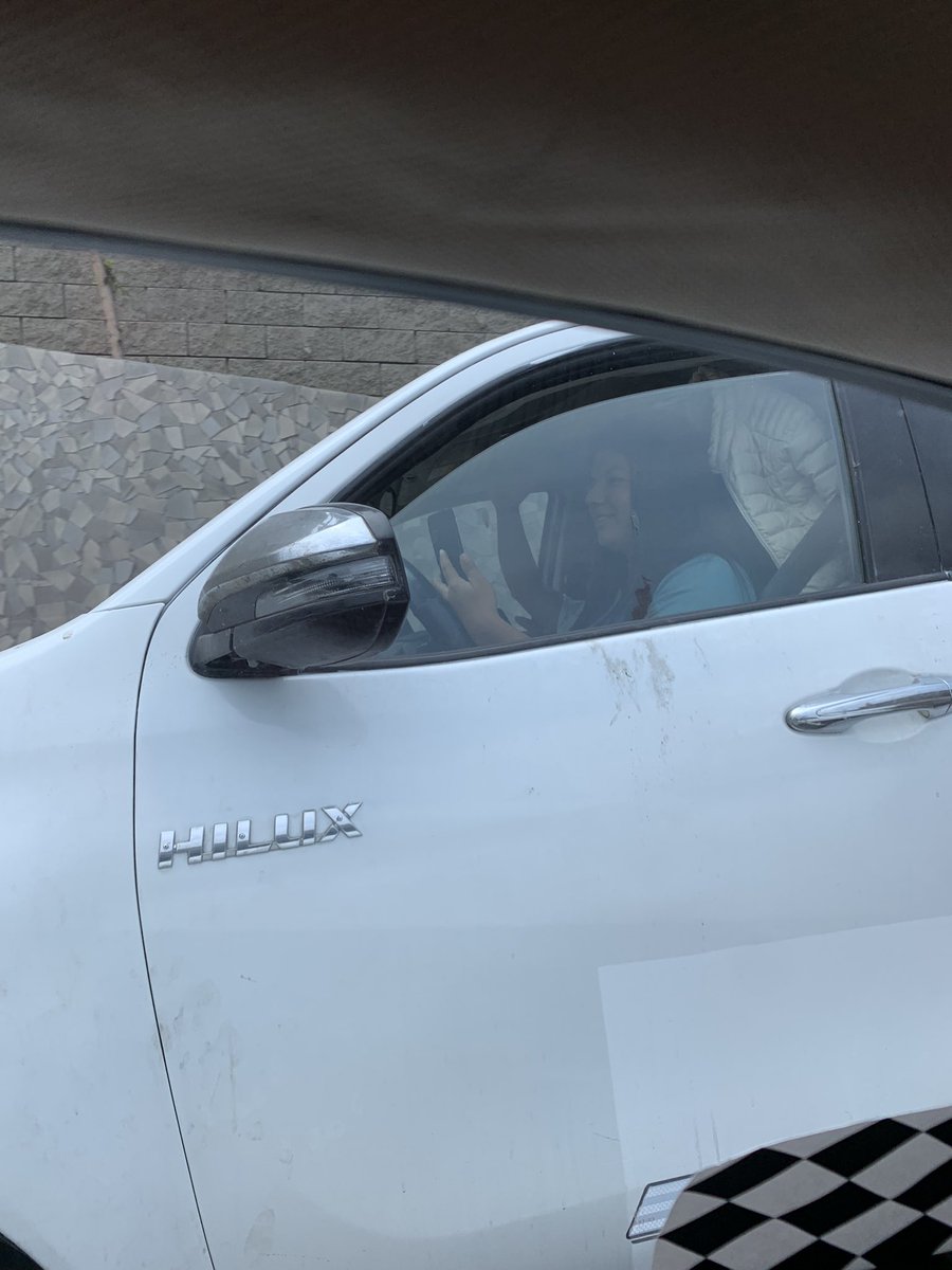 JesseniaToroRu's tweet photo. @PoliciaPeru @mal_menor esta mujer cerrando a todos en la vía expresa  casi nos choca por venir haciendo videollamada mientras maneja.
Bestia total @RPPNoticias https://t.co/IFZmLBfMBD