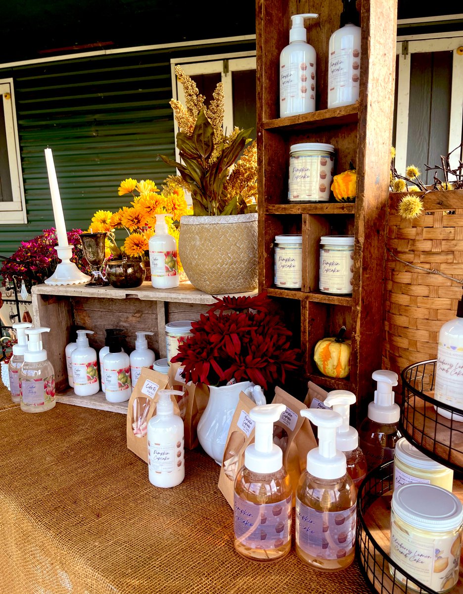 setting up for an outdoor vintage market today🍂🍁🎃