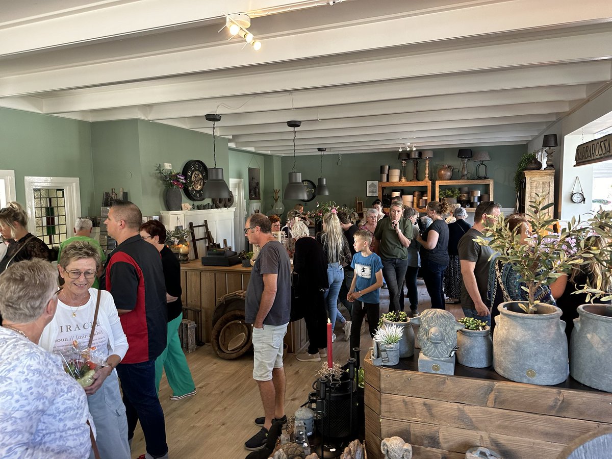 Vanmiddag de nieuwe woonwinkel Het Schakeltje in Winschoten mogen openen. 
Prachtige lokatie (De Hessenbril) met voldoende parkeergelegenheid passend bij het aangeboden assortiment (want ook grote artikelen!). Heel veel succes!