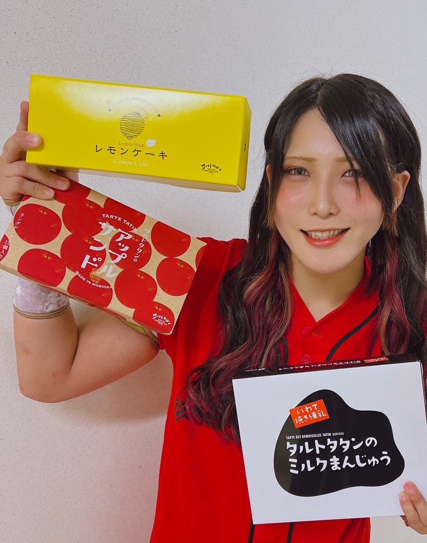 utami0914's tweet photo. 盛岡大会ありがとうございました！

プロレス教室に始まり花束まで頂いてしまいました！
お菓子も美味しかった！

盛岡ありがとう！！！ https://t.co/Kd4dxPAInX
