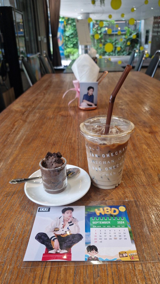 miinnmin_z's tweet photo. ร้านตกแต่งน่ารักมาก เราไปถึงคนแรกได้เลยมั้ง ลาเต้เย็น+มูสช็อคโกแลตก็อร่อยมาก ขอบคุณทางร้านที่จัด project วันเกิดน้องไทยด้วยนะคะ บีอัสเมนน้องไทยมากันได้เยอะๆเลยนะ มีงานถึงวันพรุ่งนี้ค่า ❤️
@OneChan_cafe  #Happy20thTHAIchayanonDay https://t.co/GtXPQ4c6yo