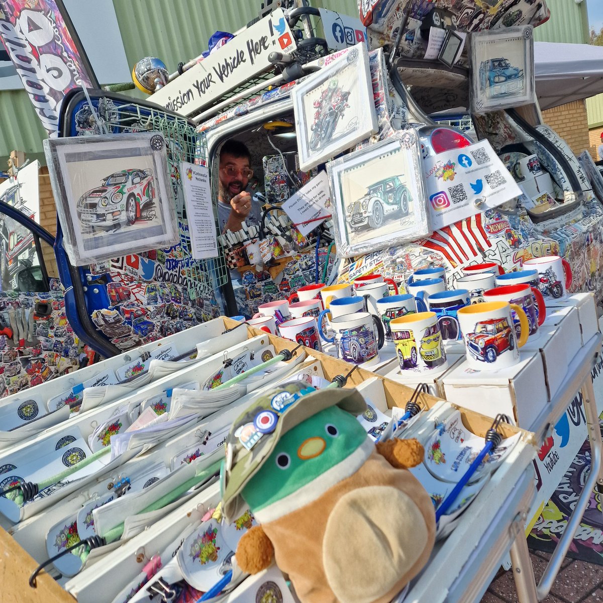 emmajg's tweet image. My friend Ian @Popbangcolour is at Retro Power / The Den today if you're here
#cars #paintwithcars